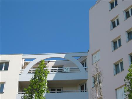 C'est celui de droite derrière l'arche, avec le panneau