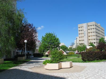 En sortant de l'immeuble à gauche, donc en se dirigeant vers la rue.